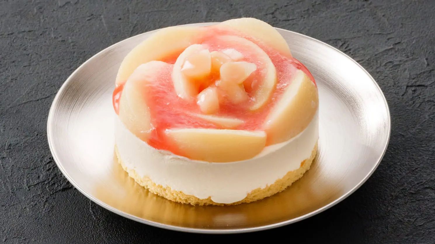 ホールケーキを皿に盛り付けた商品写真