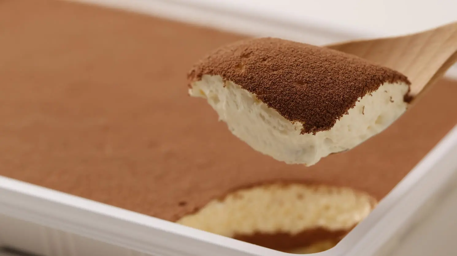ティラミスをすくった断面の商品写真