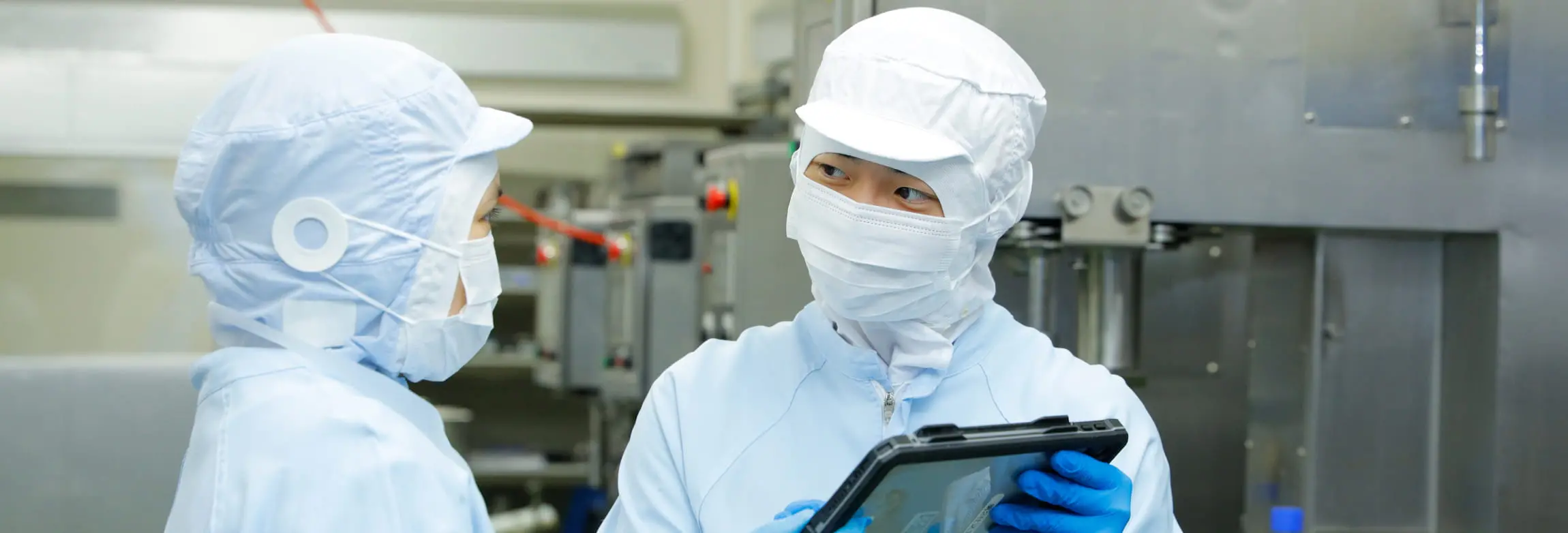 工場内で製造業務を行うスタッフ