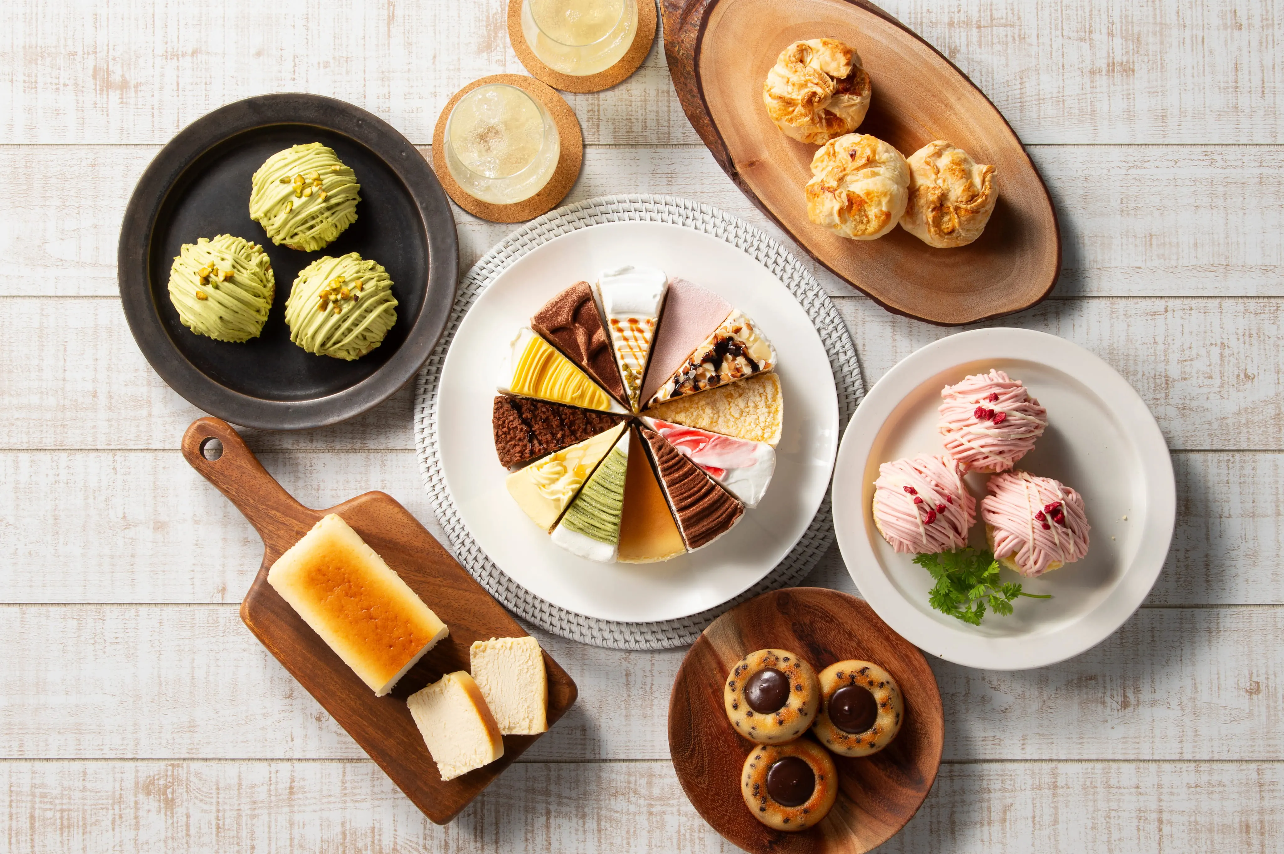 モンブランやケーキが並んでいる写真